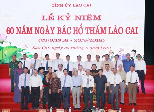 Các đại biểu tham quan gian trưng bày của các cơ quan, đơn vị. Các đồng chí lãnh đạo tỉnh tặng hoa và trao Bằng khen cho các tập thể, cá nhân. Các đại biểu chụp ảnh lưu niệm tại Lễ kỷ niệm.