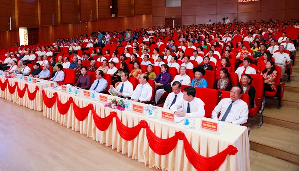 Đại biểu dự buổi lễ.