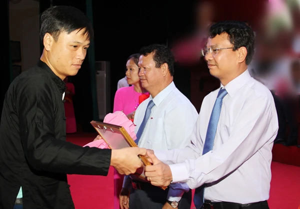 Các đại biểu tham quan gian trưng bày của các cơ quan, đơn vị. Các đồng chí lãnh đạo tỉnh tặng hoa và trao Bằng khen cho các tập thể, cá nhân. Các đại biểu chụp ảnh lưu niệm tại Lễ kỷ niệm.