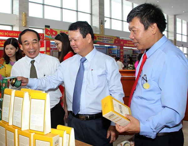 Các đại biểu tham quan gian trưng bày của các cơ quan, đơn vị. Các đồng chí lãnh đạo tỉnh tặng hoa và trao Bằng khen cho các tập thể, cá nhân. Các đại biểu chụp ảnh lưu niệm tại Lễ kỷ niệm.