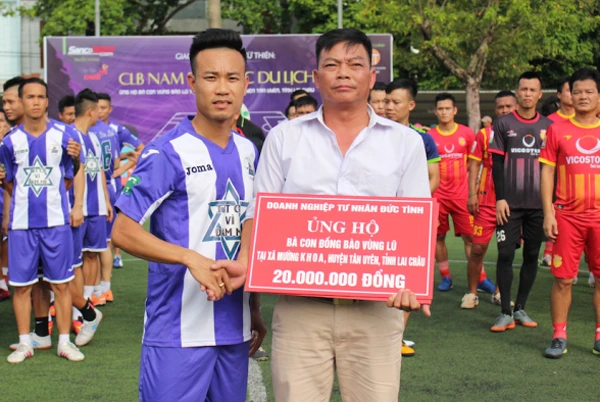 FC Du lịch Lào Cai trao quà ủng hộ người dân xã Mường Khoa, huyện Tân Uyên, tỉnh Lai Châu.
