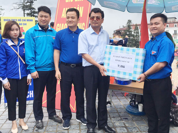 Chủ tịch UBND tỉnh Đặng Xuân Phong động viên đoàn viên, thanh niên phục vụ Lễ hội mùa hè Sa Pa ảnh 1