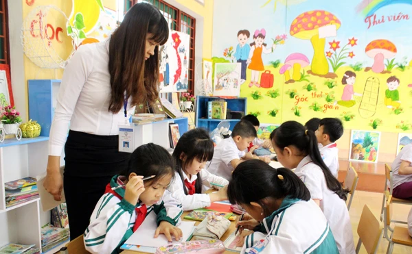 Học sinh trường tiểu học Nguyễn Du sáng tác truyện, vẽ tranh tại thư viện của nhà trường.