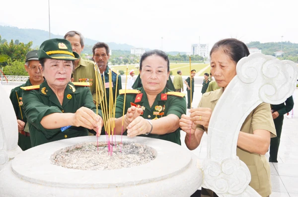 Cựu chiến binh Trường Sơn - đường Hồ Chí Minh tỉnh Lào Cai dâng hương tại Đài tưởng niệm các Anh hùng liệt sỹ (Khu Đô thị mới Lào Cai - Cam Đường).