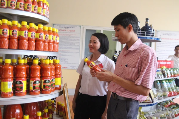 Sản phẩm tương ớt được xây dựng thương hiệu, lựa chọn thành sản phẩm đặc trưng của thị trấn Mường Khương.