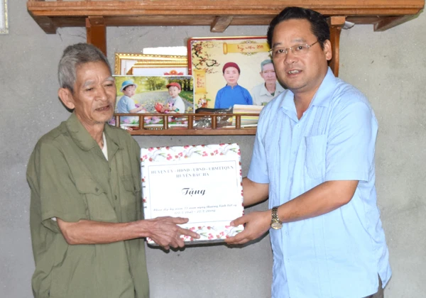 Lãnh đạo Huyện ủy Bắc Hà tặng quà gia đình người có công.