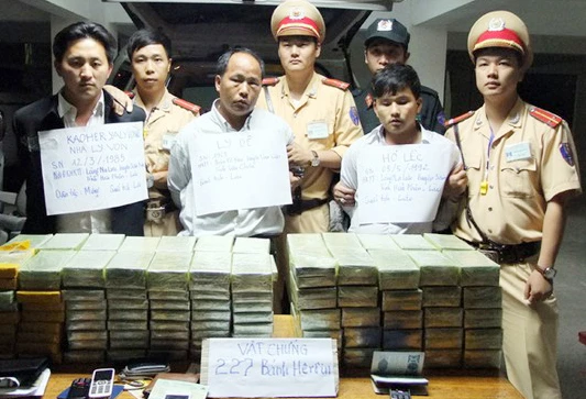 Hơ Lếc và đồng bọn bị Công an tỉnh Lào Cai bắt quả tang vận chuyển, buôn bán 227 bánh heroin.
