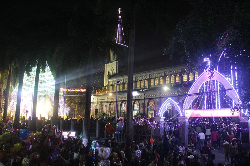 Nhiều người đổ về khu vực Nhà thờ Cốc Lếu để đón mừng đêm Giáng sinh... Nhà thờ Giáo họ Cam Đường cũng có rất đông người dân và giáo dân. Chương trình mừng lễ Giáng sinh tại Nhà thờ đá Sa Pa thu hút đông người tham gia. Hang đá được trang trí tỉ mỉ để người dân chụp ảnh lưu niệm. Lưu giữ khoảnh khắc gia đình. Các cặp đôi bên nhau đón Giáng sinh an lành.