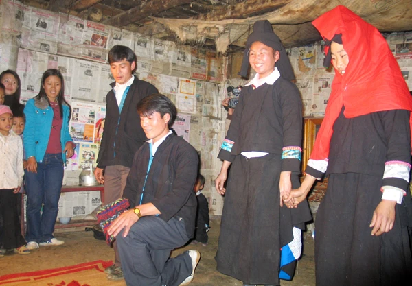 Cô dâu, chú rể hành lễ trước bàn thờ tổ tiên. Cô dâu, chú rể hành lễ trước bàn thờ tổ tiên.