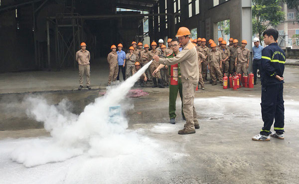 Thực hành dập tắt đám cháy bằng bình cứu hỏa.