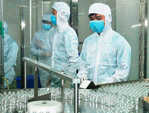 Công đoạn đóng chai vắc-xin.