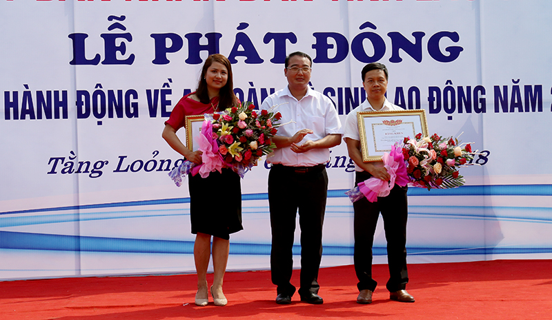 Trao Bằng khen của Bộ Lao động – Thương binh và Xã hội cho 2 tập thể.