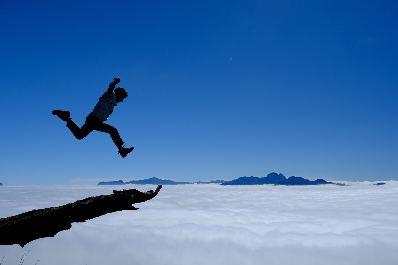 Ngọn cây khô này chỉ cách đỉnh 2.860 m khoảng 100m. Porter Tráng A Súng thường đem theo con cá gỗ để du khách có thể chụp bức ảnh “câu cá ở sông mây”. Đây là một cành cây khô khác có hình thù giống đầu voi, người dân Lảo Thẩn không chặt nó mà để lại tạo thành điểm check in không thể bỏ qua với du khách. Vách núi mà bất cứ ai leo Lảo Thẩn cũng muốn có một bức hình lưu lại khoảnh khắc ở đây. Nhìn thì có vẻ nguy hiểm nhưng đó là góc chụp đánh lừa thị giác, đường lên mỏm đá rất đơn giản. Điểm ngắm hoàng hôn đẹp nhất tại lán nghỉ của A Hòa ở độ cao 2.600m. Ý tưởng treo một chiếc xích đu tại đây đang hình thành. Mỏm đá đi tìm “nữ thần mặt trời”, điểm check in gần mặt trời nhất trên hành trình leo núi Lảo Thẩn. Lạc giữa rừng hoa “tiên cảnh”. Hoàng hôn trên núi Lảo Thẩn. Chụp ảnh trên đỉnh 2.860 m. Ngọn cây khô này chỉ cách đỉnh 2.860 m khoảng 100m. Porter Tráng A Súng thường đem theo con cá gỗ để du khách có thể chụp bức ảnh “câu cá ở sông mây”. Đây là một cành cây khô khác có hình thù giống đầu voi, người dân Lảo Thẩn không chặt nó mà để lại tạo thành điểm check in không thể bỏ qua với du khách. Vách núi mà bất cứ ai leo Lảo Thẩn cũng muốn có một bức hình lưu lại khoảnh khắc ở đây. Nhìn thì có vẻ nguy hiểm nhưng đó là góc chụp đánh lừa thị giác, đường lên mỏm đá rất đơn giản. Điểm ngắm hoàng hôn đẹp nhất tại lán nghỉ của A Hòa ở độ cao 2.600m. Ý tưởng treo một chiếc xích đu tại đây đang hình thành. Mỏm đá đi tìm “nữ thần mặt trời”, điểm check in gần mặt trời nhất trên hành trình leo núi Lảo Thẩn. Lạc giữa rừng hoa “tiên cảnh”. Hoàng hôn trên núi Lảo Thẩn. Chụp ảnh trên đỉnh 2.860 m.