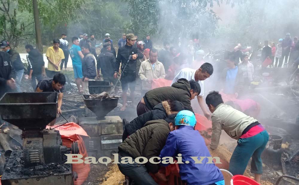 Người dân hỗ trợ gia đình gặp nạn khắc phục hậu quả vụ cháy nhà.