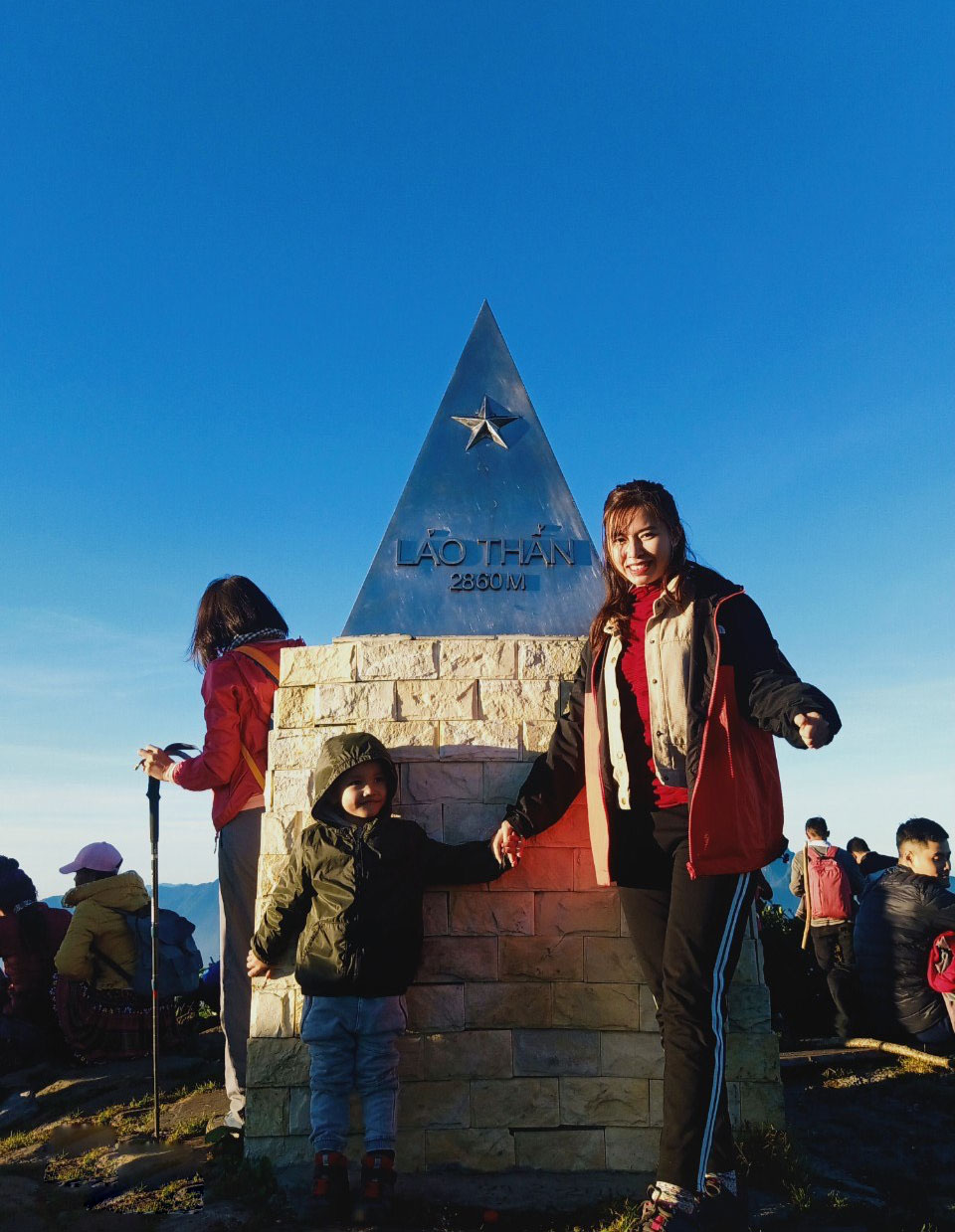 Ngọn cây khô này chỉ cách đỉnh 2.860 m khoảng 100m. Porter Tráng A Súng thường đem theo con cá gỗ để du khách có thể chụp bức ảnh “câu cá ở sông mây”. Đây là một cành cây khô khác có hình thù giống đầu voi, người dân Lảo Thẩn không chặt nó mà để lại tạo thành điểm check in không thể bỏ qua với du khách. Vách núi mà bất cứ ai leo Lảo Thẩn cũng muốn có một bức hình lưu lại khoảnh khắc ở đây. Nhìn thì có vẻ nguy hiểm nhưng đó là góc chụp đánh lừa thị giác, đường lên mỏm đá rất đơn giản. Điểm ngắm hoàng hôn đẹp nhất tại lán nghỉ của A Hòa ở độ cao 2.600m. Ý tưởng treo một chiếc xích đu tại đây đang hình thành. Mỏm đá đi tìm “nữ thần mặt trời”, điểm check in gần mặt trời nhất trên hành trình leo núi Lảo Thẩn. Lạc giữa rừng hoa “tiên cảnh”. Hoàng hôn trên núi Lảo Thẩn. Chụp ảnh trên đỉnh 2.860 m. Ngọn cây khô này chỉ cách đỉnh 2.860 m khoảng 100m. Porter Tráng A Súng thường đem theo con cá gỗ để du khách có thể chụp bức ảnh “câu cá ở sông mây”. Đây là một cành cây khô khác có hình thù giống đầu voi, người dân Lảo Thẩn không chặt nó mà để lại tạo thành điểm check in không thể bỏ qua với du khách. Vách núi mà bất cứ ai leo Lảo Thẩn cũng muốn có một bức hình lưu lại khoảnh khắc ở đây. Nhìn thì có vẻ nguy hiểm nhưng đó là góc chụp đánh lừa thị giác, đường lên mỏm đá rất đơn giản. Điểm ngắm hoàng hôn đẹp nhất tại lán nghỉ của A Hòa ở độ cao 2.600m. Ý tưởng treo một chiếc xích đu tại đây đang hình thành. Mỏm đá đi tìm “nữ thần mặt trời”, điểm check in gần mặt trời nhất trên hành trình leo núi Lảo Thẩn. Lạc giữa rừng hoa “tiên cảnh”. Hoàng hôn trên núi Lảo Thẩn. Chụp ảnh trên đỉnh 2.860 m.