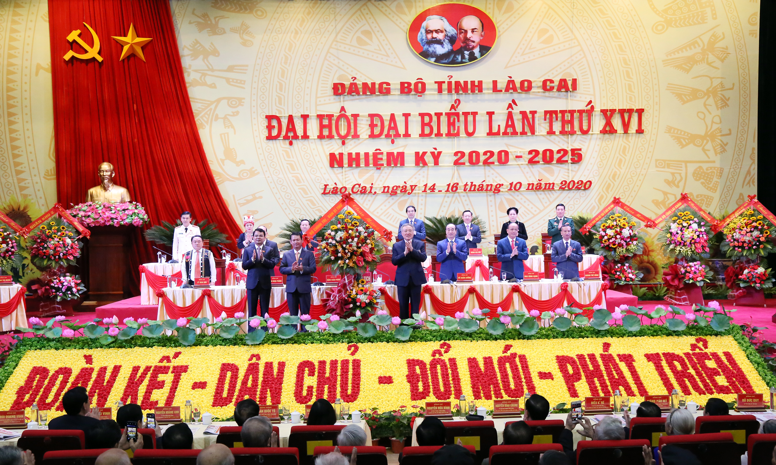 Đồng chí Nguyễn Hòa Bình tặng lẵng hoa chúc mừng Đại Hội. Đồng chí Nguyễn Hòa Bình tặng lẵng hoa chúc mừng Đại Hội.