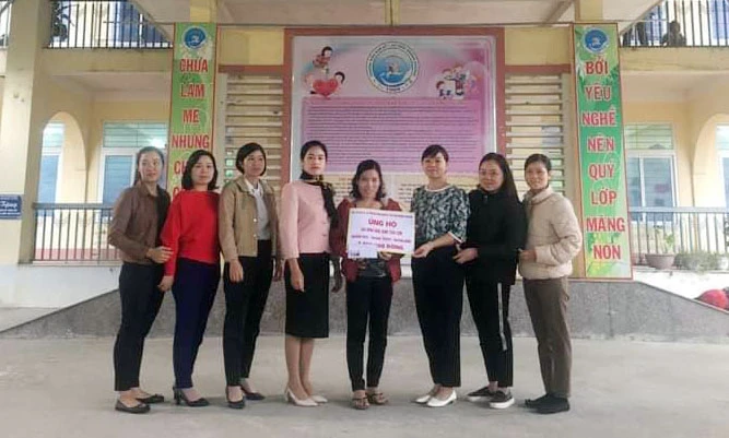 Chị Nhung nhận ủng hộ từ Trường Mầm non thị trấn Mường Khương.