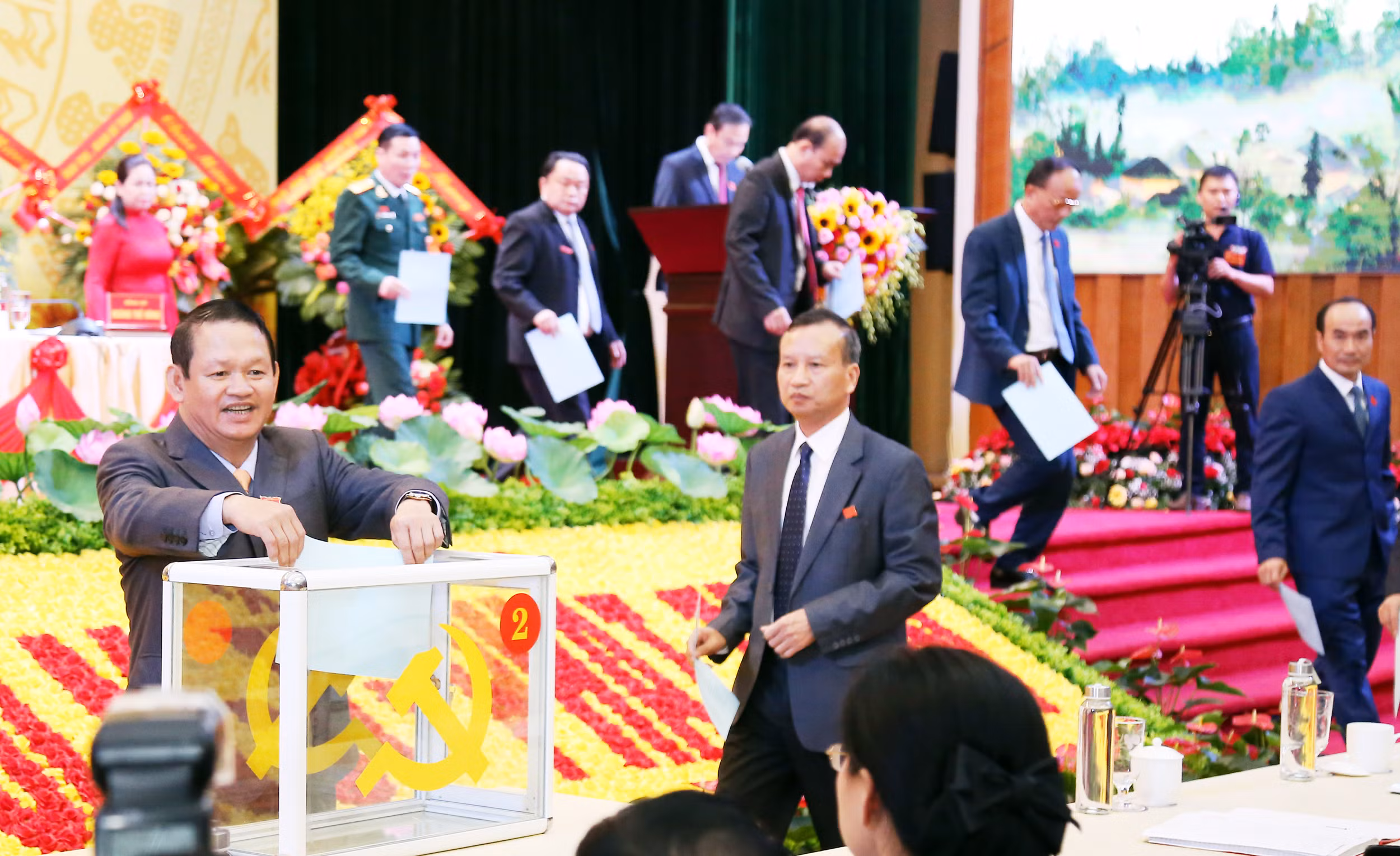 50 đồng chí trúng cử Ban Chấp hành Đảng bộ tỉnh Lào Cai khóa XVI, nhiệm kỳ 2020 - 2025 ảnh 3