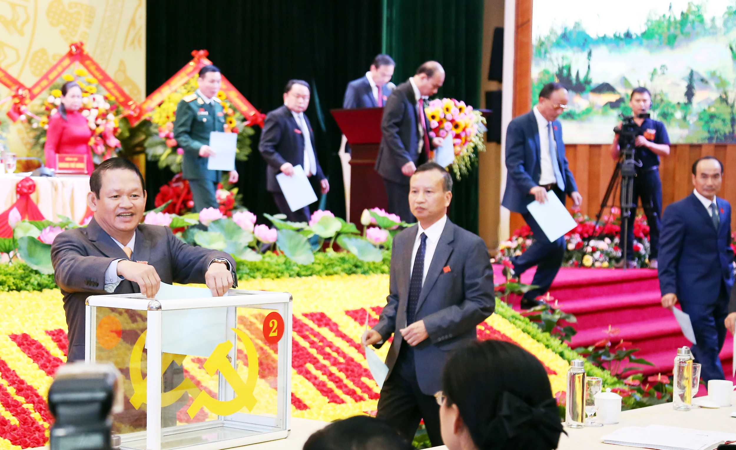 50 đồng chí trúng cử Ban Chấp hành Đảng bộ tỉnh Lào Cai khóa XVI, nhiệm kỳ 2020 - 2025 ảnh 3