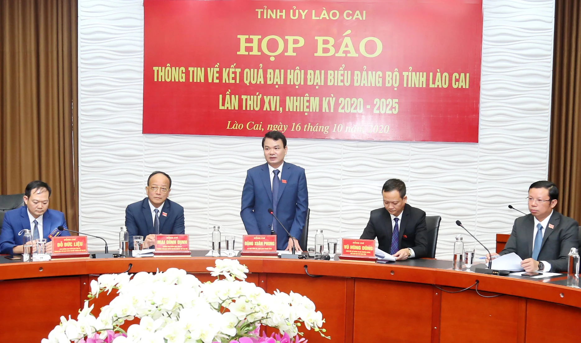 Bí thư Tỉnh ủy Đặng Xuân Phong trả lời câu hỏi của phóng viên.