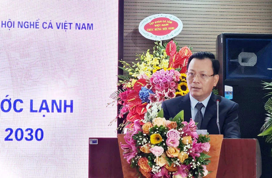 Đồng chí Hoàng Quốc Khánh, Phó Chủ tịch UBND tỉnh Lào Cai phát biểu tại hội nghị.