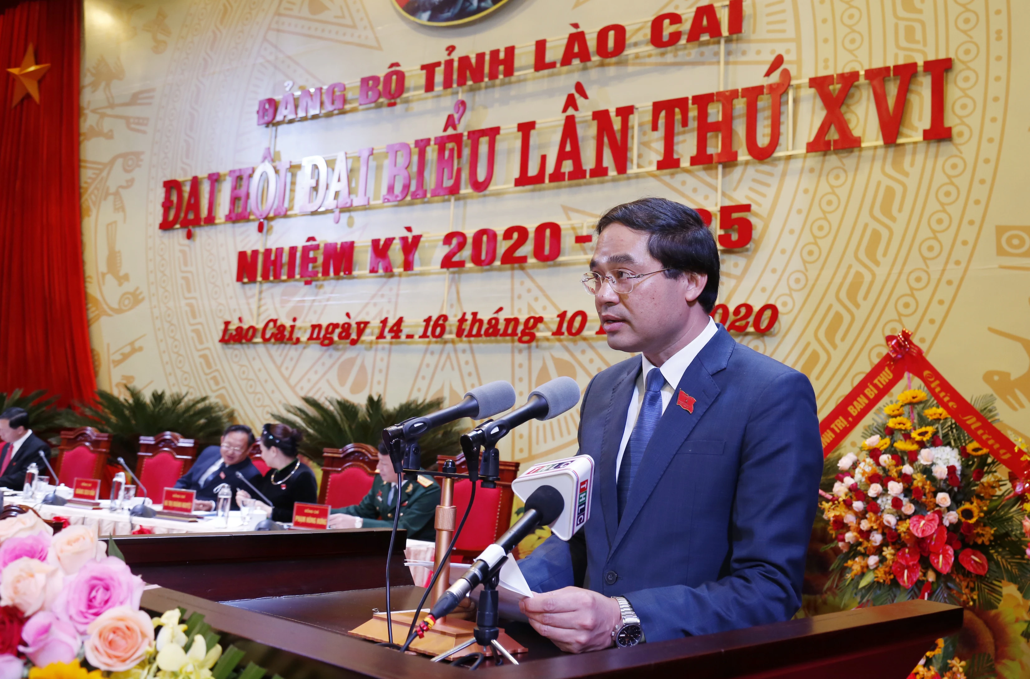 Đồng chí Trịnh Xuân Trường, Phó Bí thư Tỉnh ủy khóa XVI trình bày Báo cáo tổng hợp ý kiến thảo luận tại Đại hội tham gia vào các Dự thảo Văn kiện Đại hội đại biểu toàn quốc lần thứ XIII của Đảng.