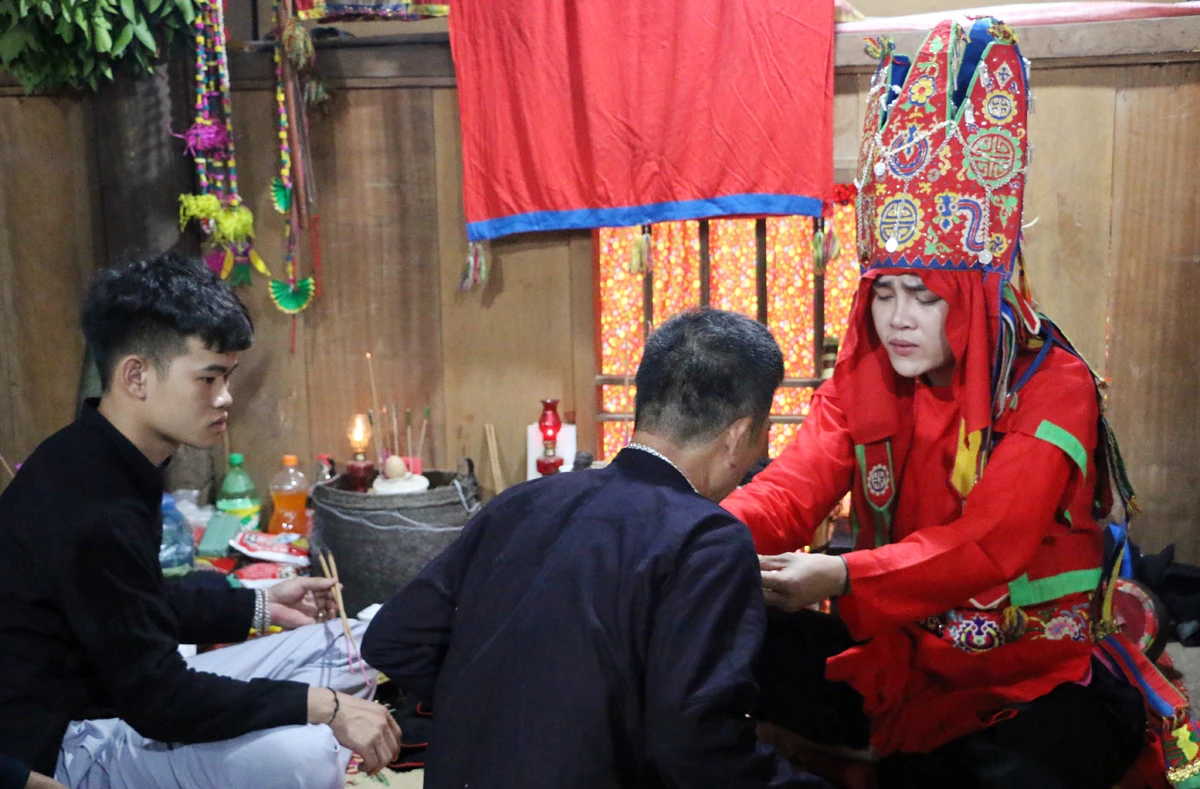 Thầy Then làm phép giao hồn, vía cho thân chủ làm then, người được làm then có thêm sức khỏe, sống thọ hơn.