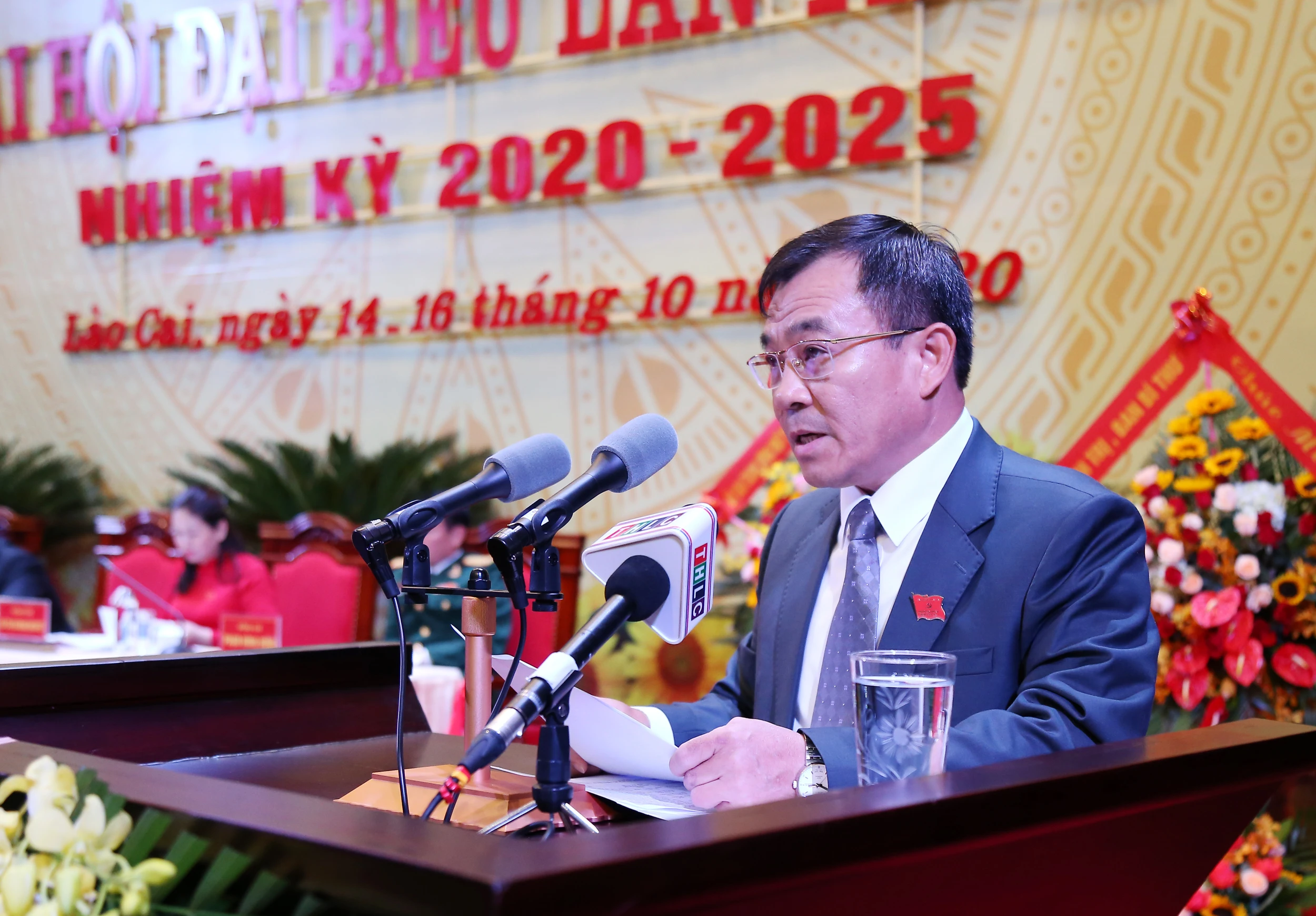 Đại biểu thảo luận tham gia ý kiến vào các văn kiện Đại hội.