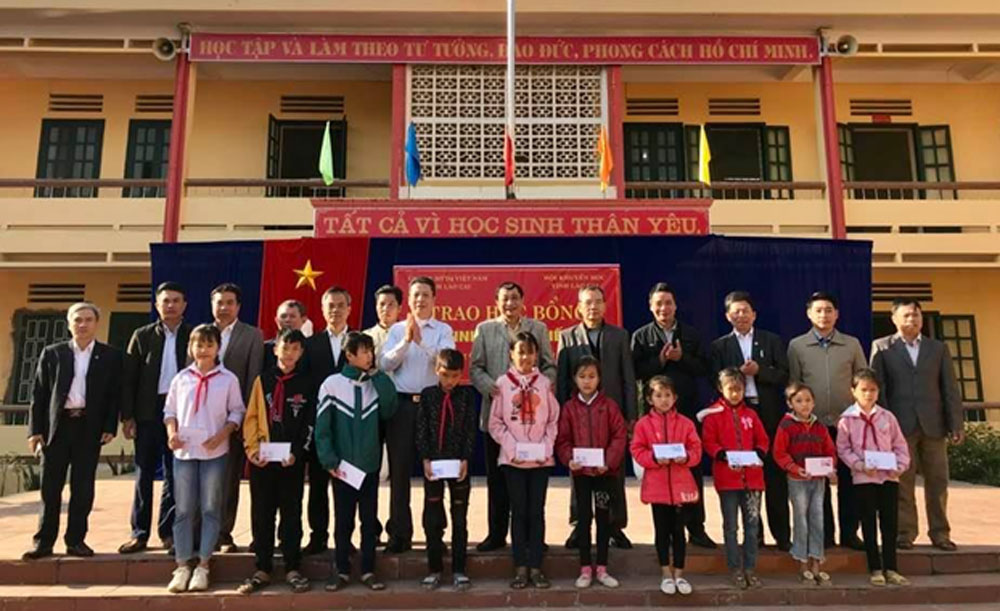 Trao học bổng cho học sinh hiếu học xã Dương Quỳ (Văn Bàn) ảnh 1
