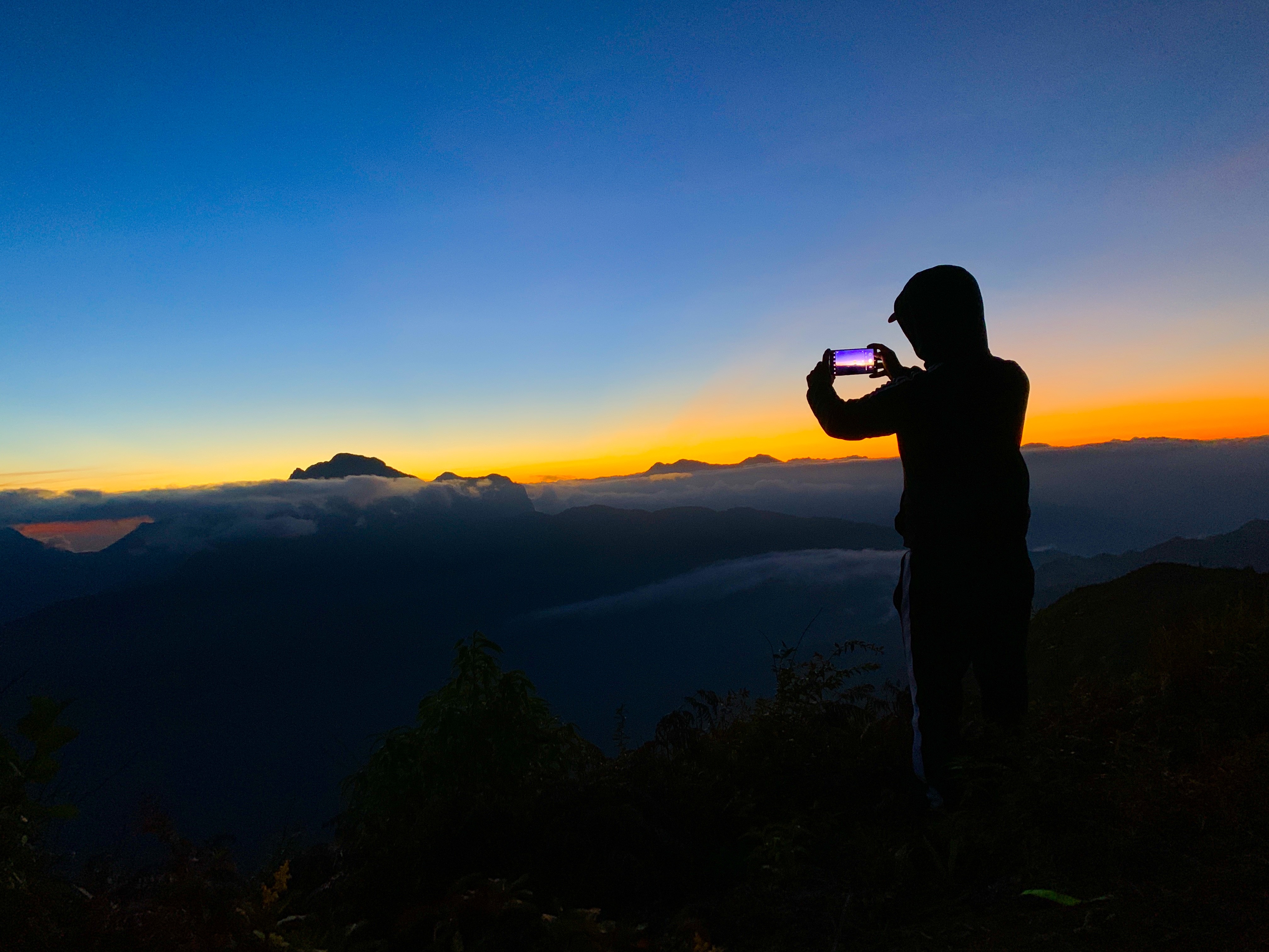 Ngọn cây khô này chỉ cách đỉnh 2.860 m khoảng 100m. Porter Tráng A Súng thường đem theo con cá gỗ để du khách có thể chụp bức ảnh “câu cá ở sông mây”. Đây là một cành cây khô khác có hình thù giống đầu voi, người dân Lảo Thẩn không chặt nó mà để lại tạo thành điểm check in không thể bỏ qua với du khách. Vách núi mà bất cứ ai leo Lảo Thẩn cũng muốn có một bức hình lưu lại khoảnh khắc ở đây. Nhìn thì có vẻ nguy hiểm nhưng đó là góc chụp đánh lừa thị giác, đường lên mỏm đá rất đơn giản. Điểm ngắm hoàng hôn đẹp nhất tại lán nghỉ của A Hòa ở độ cao 2.600m. Ý tưởng treo một chiếc xích đu tại đây đang hình thành. Mỏm đá đi tìm “nữ thần mặt trời”, điểm check in gần mặt trời nhất trên hành trình leo núi Lảo Thẩn. Lạc giữa rừng hoa “tiên cảnh”. Hoàng hôn trên núi Lảo Thẩn. Chụp ảnh trên đỉnh 2.860 m. Ngọn cây khô này chỉ cách đỉnh 2.860 m khoảng 100m. Porter Tráng A Súng thường đem theo con cá gỗ để du khách có thể chụp bức ảnh “câu cá ở sông mây”. Đây là một cành cây khô khác có hình thù giống đầu voi, người dân Lảo Thẩn không chặt nó mà để lại tạo thành điểm check in không thể bỏ qua với du khách. Vách núi mà bất cứ ai leo Lảo Thẩn cũng muốn có một bức hình lưu lại khoảnh khắc ở đây. Nhìn thì có vẻ nguy hiểm nhưng đó là góc chụp đánh lừa thị giác, đường lên mỏm đá rất đơn giản. Điểm ngắm hoàng hôn đẹp nhất tại lán nghỉ của A Hòa ở độ cao 2.600m. Ý tưởng treo một chiếc xích đu tại đây đang hình thành. Mỏm đá đi tìm “nữ thần mặt trời”, điểm check in gần mặt trời nhất trên hành trình leo núi Lảo Thẩn. Lạc giữa rừng hoa “tiên cảnh”. Hoàng hôn trên núi Lảo Thẩn. Chụp ảnh trên đỉnh 2.860 m.