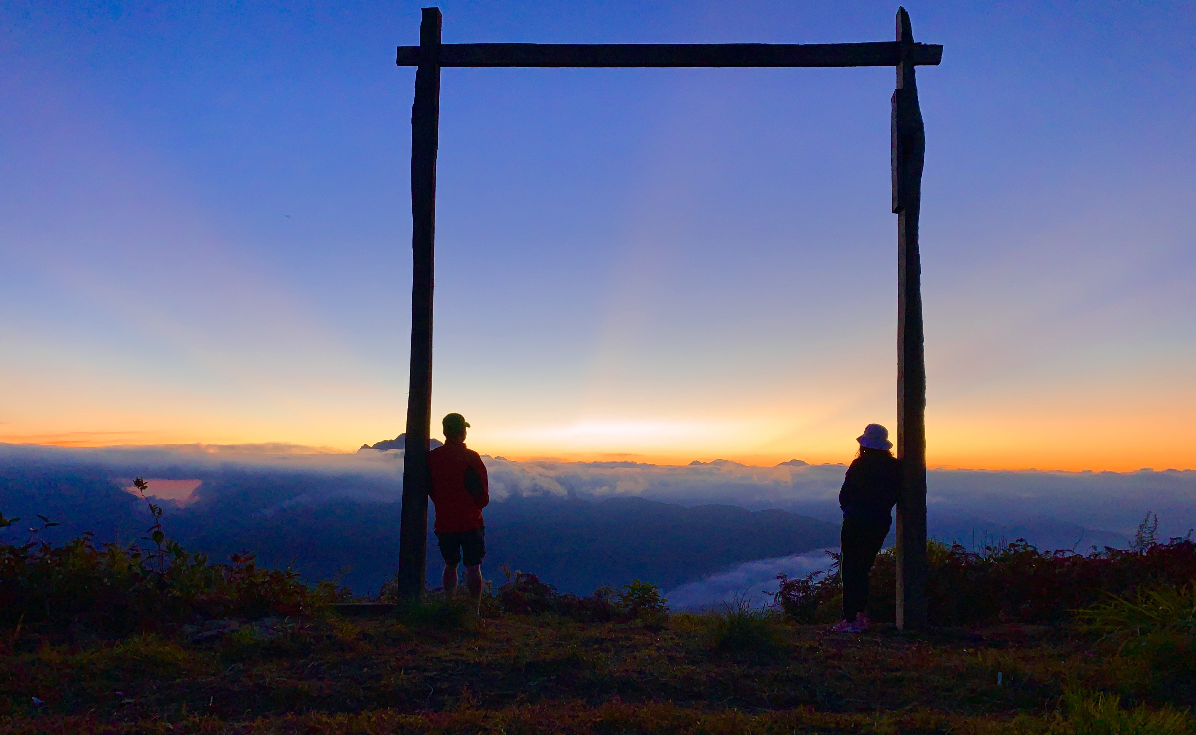Ngọn cây khô này chỉ cách đỉnh 2.860 m khoảng 100m. Porter Tráng A Súng thường đem theo con cá gỗ để du khách có thể chụp bức ảnh “câu cá ở sông mây”. Đây là một cành cây khô khác có hình thù giống đầu voi, người dân Lảo Thẩn không chặt nó mà để lại tạo thành điểm check in không thể bỏ qua với du khách. Vách núi mà bất cứ ai leo Lảo Thẩn cũng muốn có một bức hình lưu lại khoảnh khắc ở đây. Nhìn thì có vẻ nguy hiểm nhưng đó là góc chụp đánh lừa thị giác, đường lên mỏm đá rất đơn giản. Điểm ngắm hoàng hôn đẹp nhất tại lán nghỉ của A Hòa ở độ cao 2.600m. Ý tưởng treo một chiếc xích đu tại đây đang hình thành. Mỏm đá đi tìm “nữ thần mặt trời”, điểm check in gần mặt trời nhất trên hành trình leo núi Lảo Thẩn. Lạc giữa rừng hoa “tiên cảnh”. Hoàng hôn trên núi Lảo Thẩn. Chụp ảnh trên đỉnh 2.860 m. Ngọn cây khô này chỉ cách đỉnh 2.860 m khoảng 100m. Porter Tráng A Súng thường đem theo con cá gỗ để du khách có thể chụp bức ảnh “câu cá ở sông mây”. Đây là một cành cây khô khác có hình thù giống đầu voi, người dân Lảo Thẩn không chặt nó mà để lại tạo thành điểm check in không thể bỏ qua với du khách. Vách núi mà bất cứ ai leo Lảo Thẩn cũng muốn có một bức hình lưu lại khoảnh khắc ở đây. Nhìn thì có vẻ nguy hiểm nhưng đó là góc chụp đánh lừa thị giác, đường lên mỏm đá rất đơn giản. Điểm ngắm hoàng hôn đẹp nhất tại lán nghỉ của A Hòa ở độ cao 2.600m. Ý tưởng treo một chiếc xích đu tại đây đang hình thành. Mỏm đá đi tìm “nữ thần mặt trời”, điểm check in gần mặt trời nhất trên hành trình leo núi Lảo Thẩn. Lạc giữa rừng hoa “tiên cảnh”. Hoàng hôn trên núi Lảo Thẩn. Chụp ảnh trên đỉnh 2.860 m.