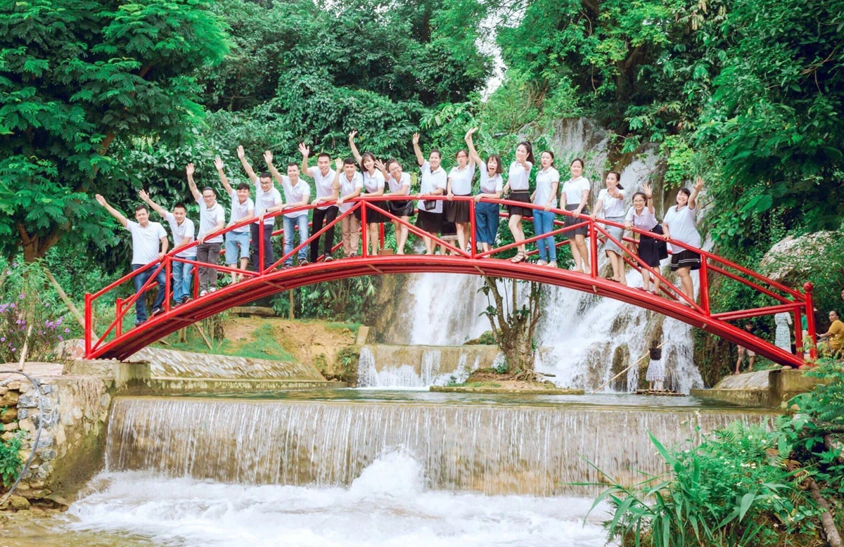 Thác Mơ được nhiều du khách lựa chọn là điểm tham quan.