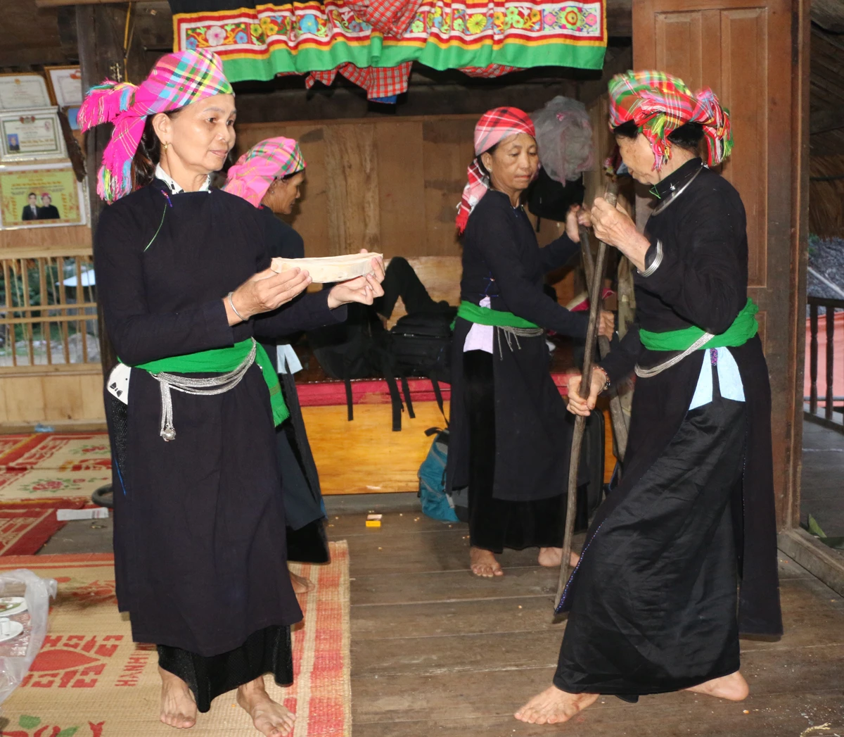 Các nàng hầu đang thực hiện điệu múa hát chèo thuyền sang sông (Khảm Thông) đi đón hồn, vía về cho người được làm then khoăn.