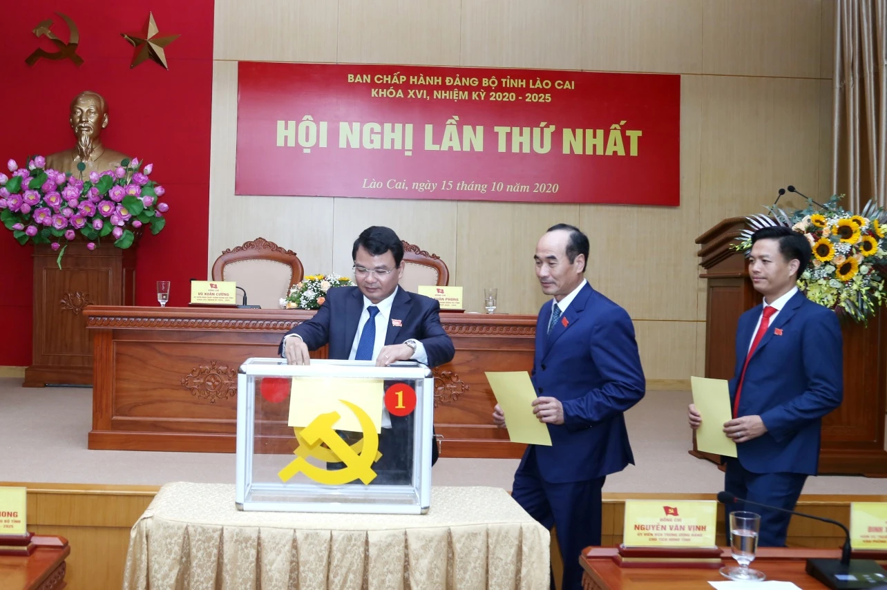 Các đại biểu bỏ phiếu bầu chức danh Bí thư Tỉnh ủy, Phó Bí thư Tỉnh ủy.