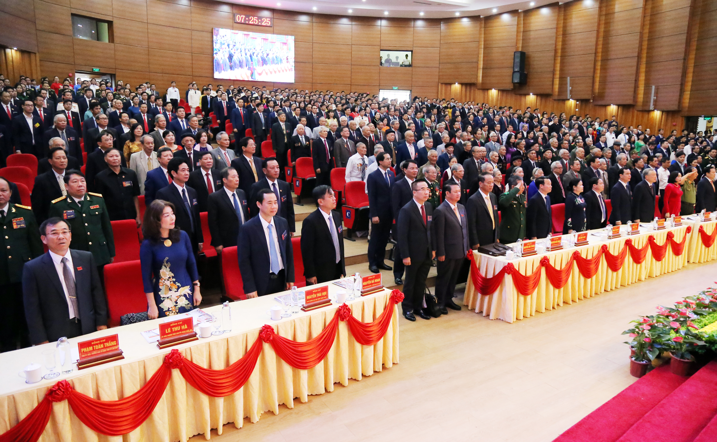 Các đại biểu chào cờ khai mạc Đại hội. Các đại biểu chào cờ khai mạc Đại hội.