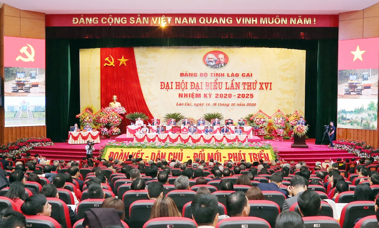 Quang cảnh Đại hội. Đồng chí Nguyễn Hòa Bình, Bí thư Trung ương Đảng, Chánh án Tòa án nhân dân Tối cao tặng lẵng hoa chúc mừng Đại hội.