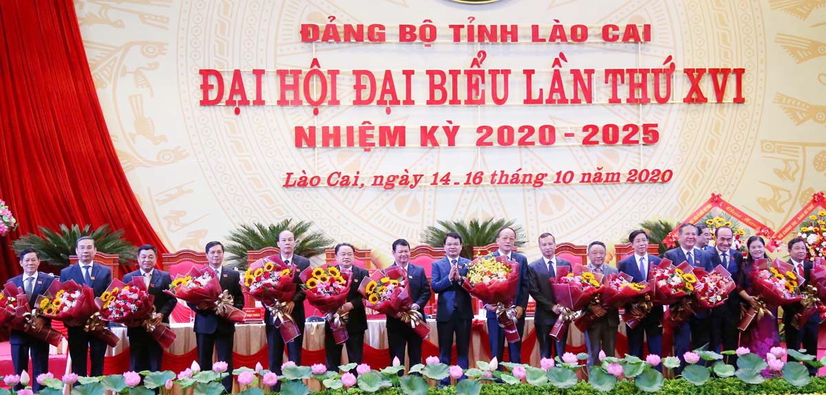 Tặng hoa các đồng chí Uỷ viên Ban Chấp hành Đảng bộ khoá XV không tham gia Ban Chấp hành Đảng bộ tỉnh khoá XVI. Tặng hoa các đồng chí Uỷ viên Ban Chấp hành Đảng bộ khoá XV không tham gia Ban Chấp hành Đảng bộ tỉnh khoá XVI.