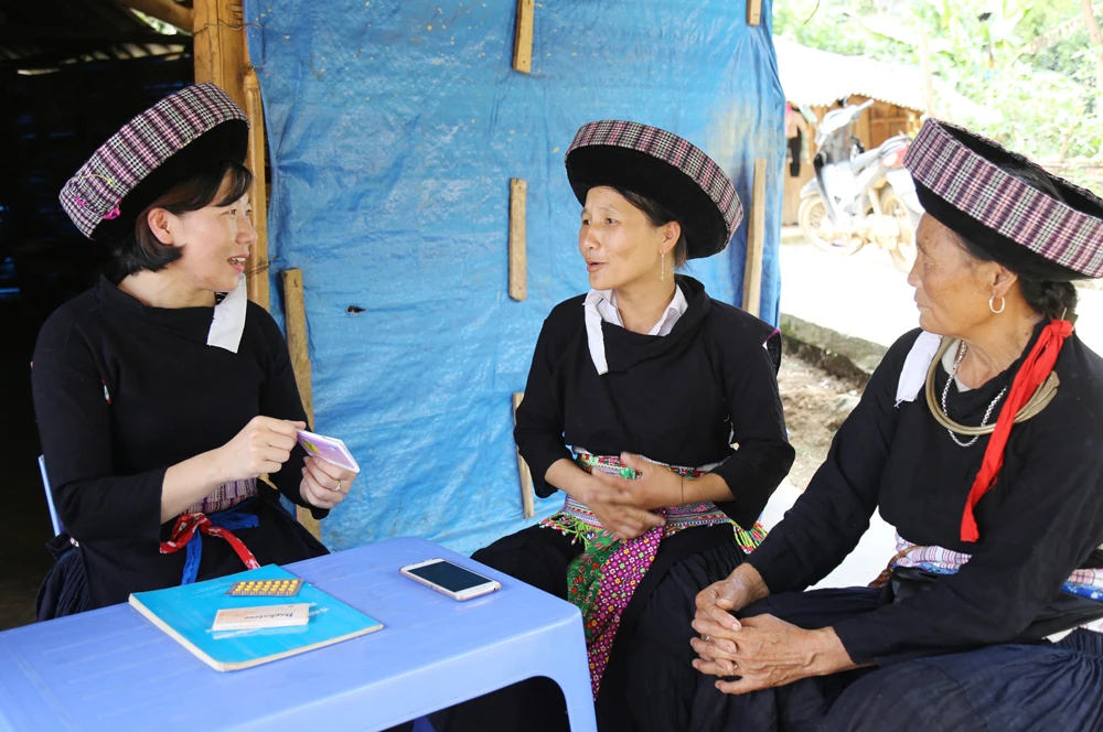 Nữ y tá người Mông xanh hết lòng với quê hương ảnh 1