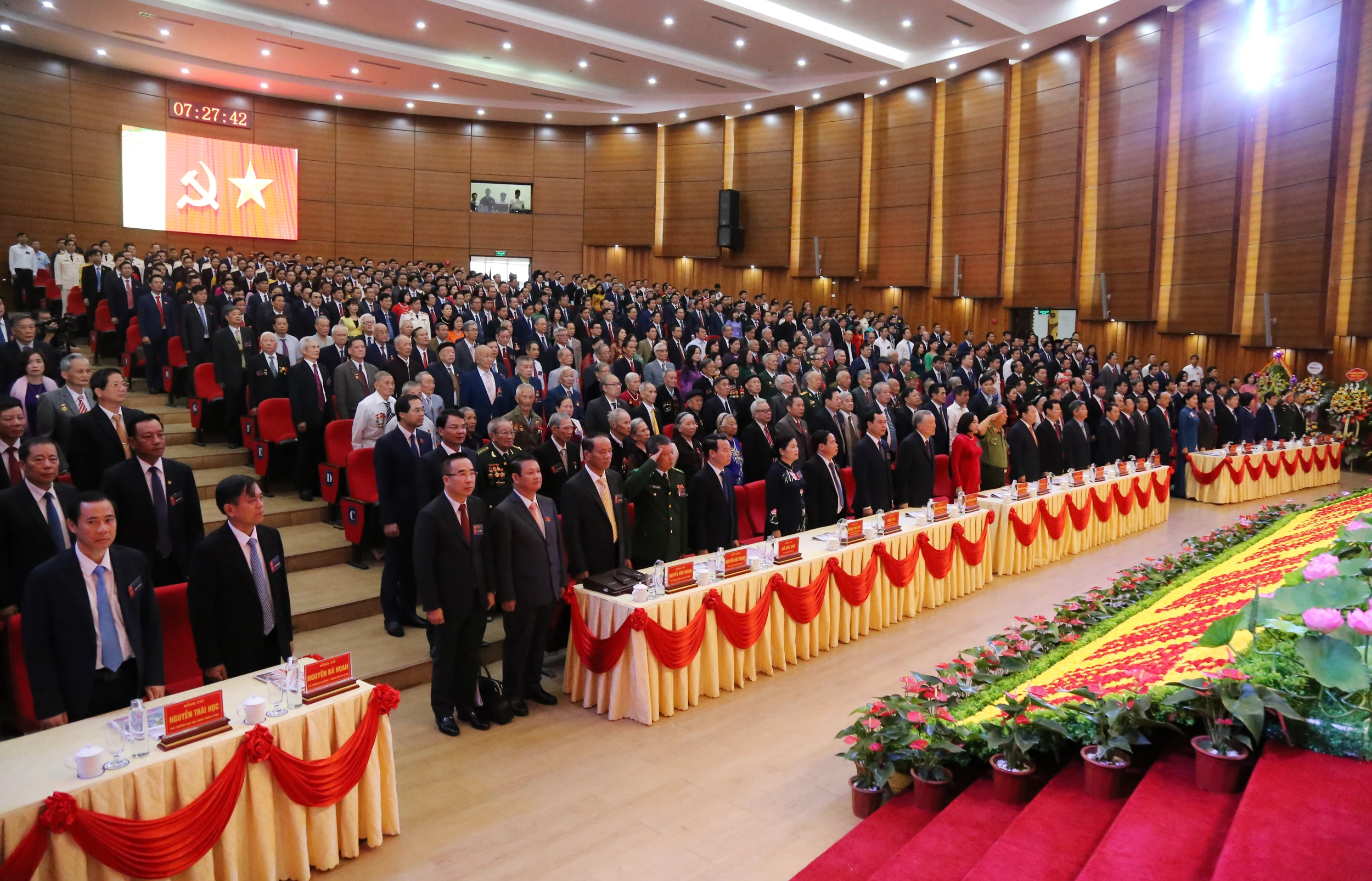 Các đại biểu làm Lễ chào cờ.