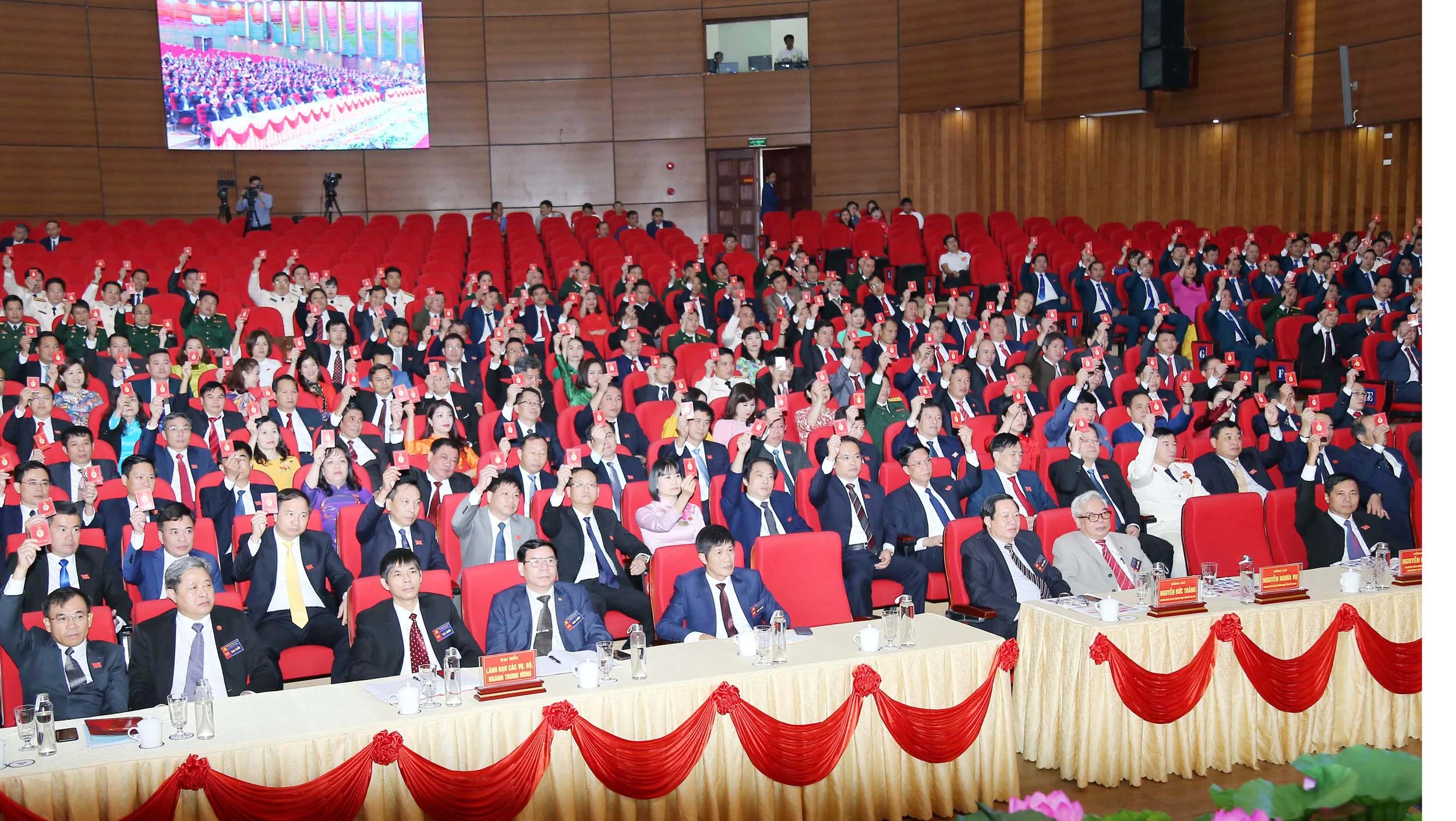 Các đại biểu thông qua Nghị quyết Đại hội.