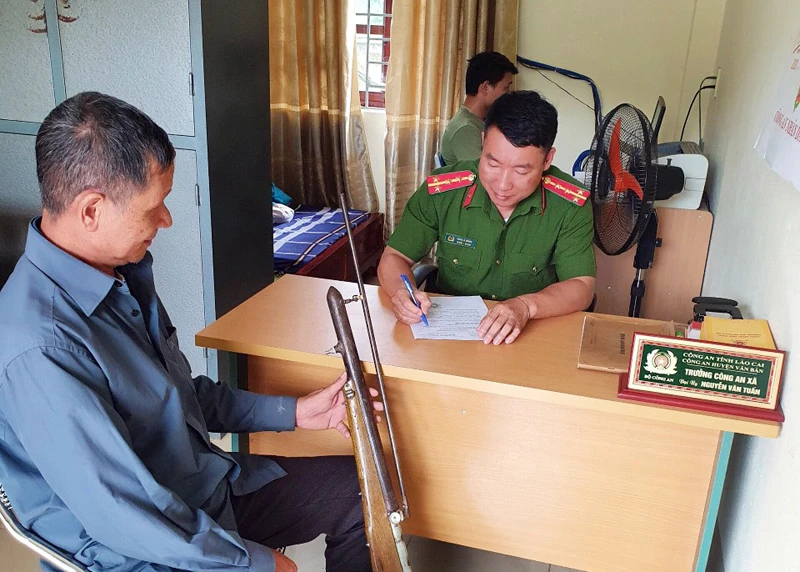 Công an xã Nậm Xây (Văn Bàn) tiếp nhận súng của người dân giao nộp.