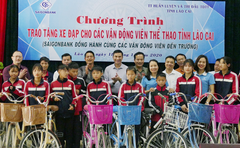 Các đại biểu tham quan các loại nông sản an toàn.