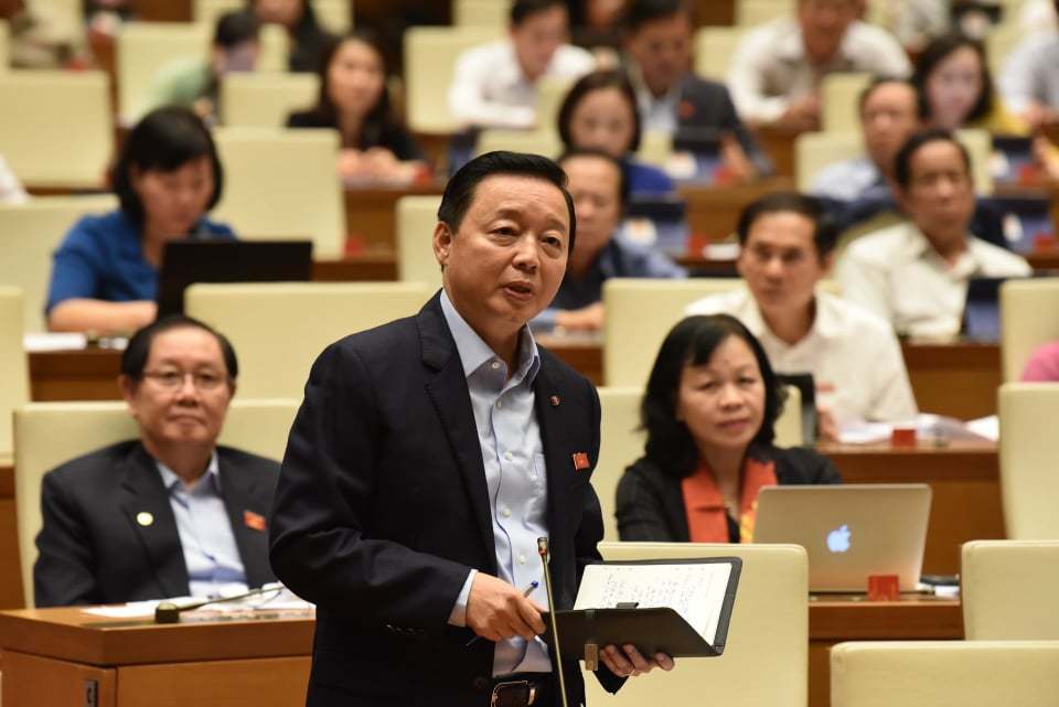 Bộ trưởng Trần Hồng Hà trả lời ĐB Ksor H'Bơ Khắp. Bộ trưởng Trần Hồng Hà trả lời ĐB Ksor H'Bơ Khắp.