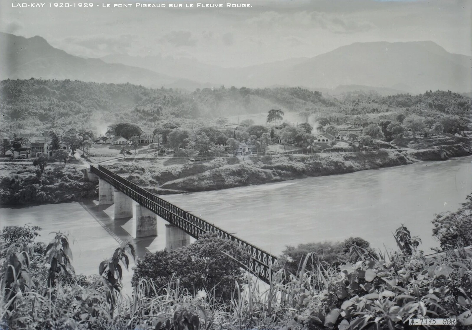 Cầu Cốc Lếu qua sông Hồng trước năm 1945.