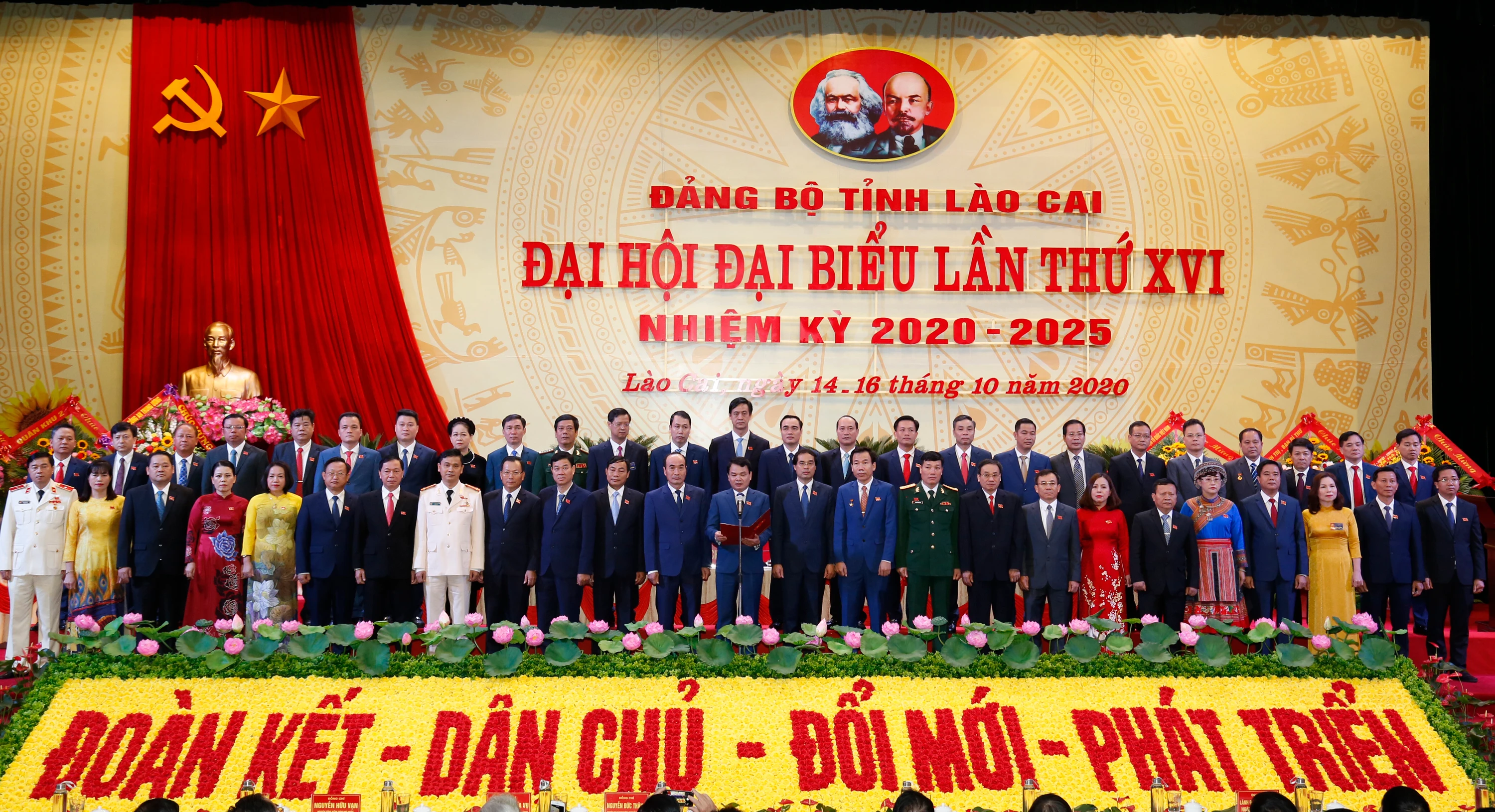 Ban Chấp hành Đảng bộ tỉnh khóa XVI ra mắt đại hội.