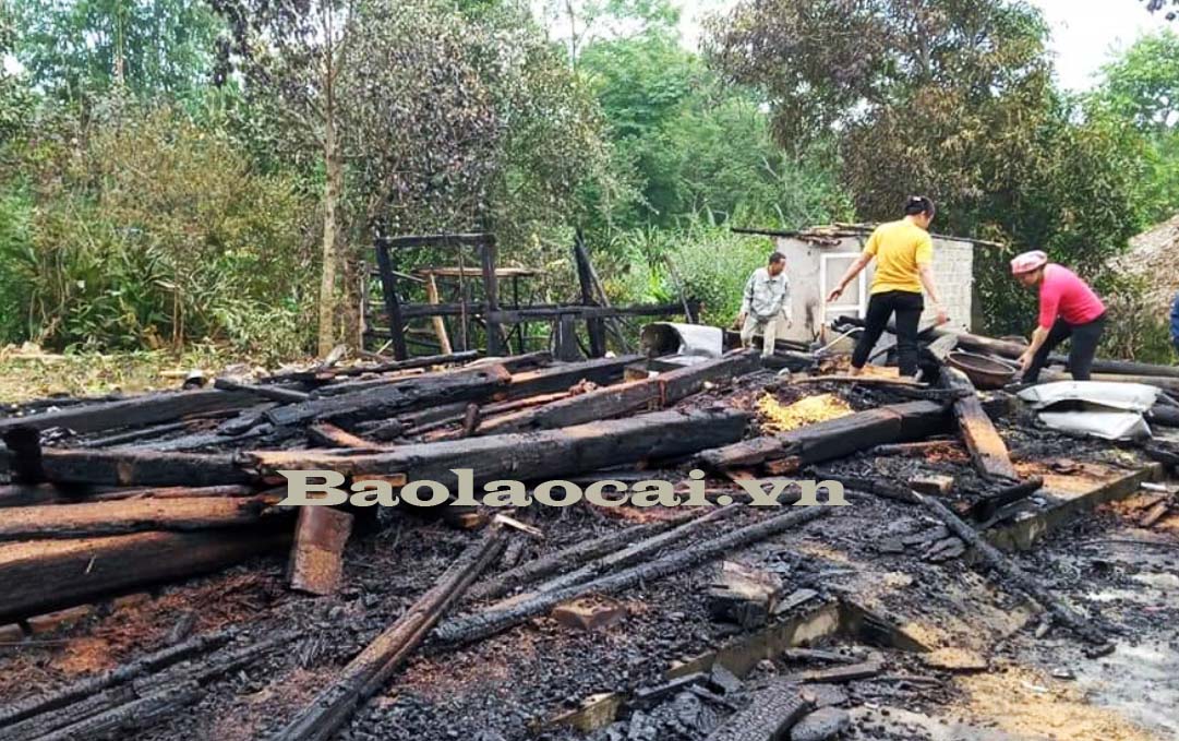 Ngọn lửa thiêu rụi toàn bộ căn nhà và tài sản của hộ ông Nguyễn Tiến Dũng.