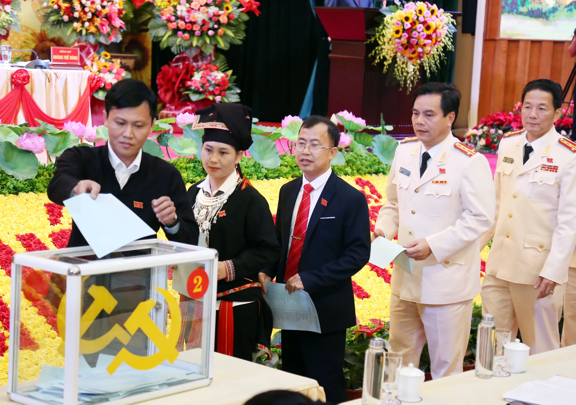 Bỏ phiếu bầu Ban Chấp hành Đảng bộ tỉnh khoá XVI.