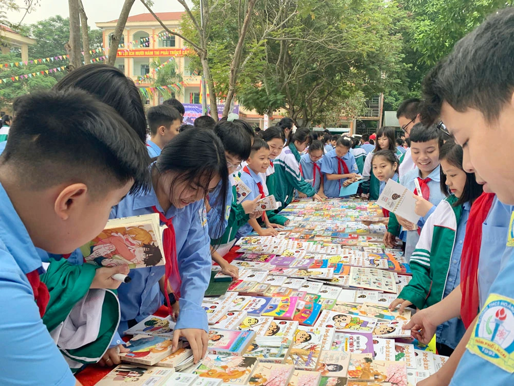 Ngày hội sách tại Trường THCS Hoàng Hoa Thám ảnh 4