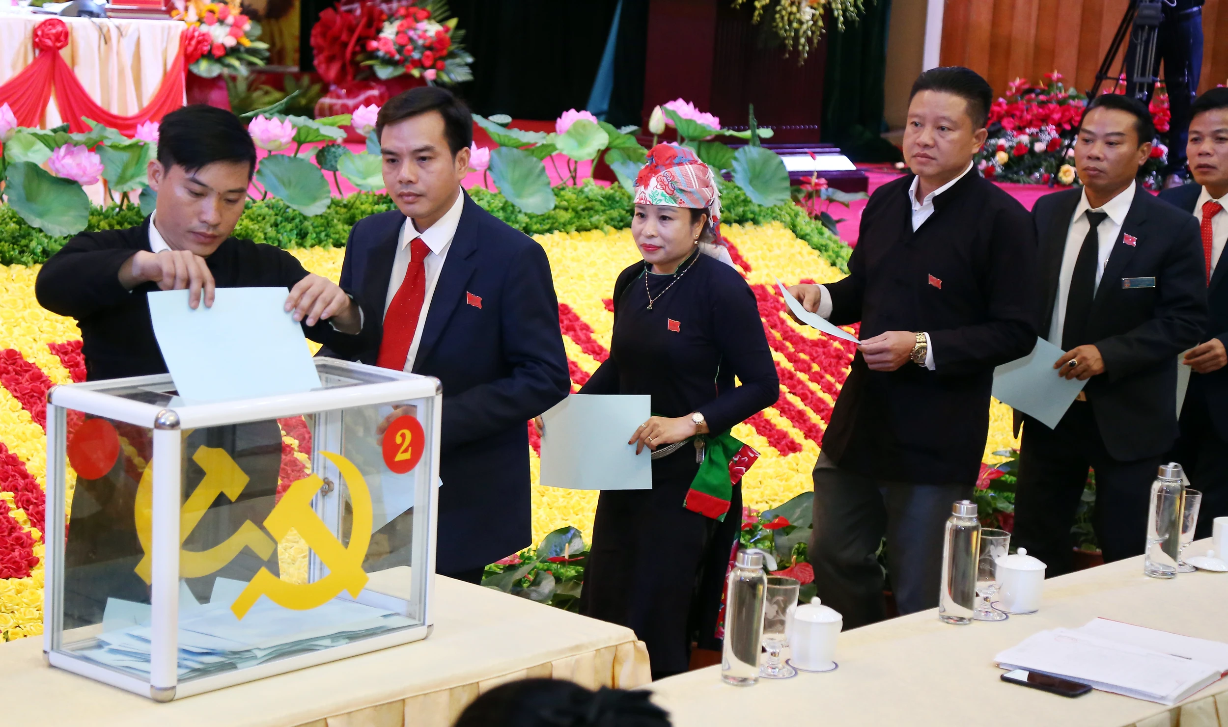 Các đại biểu bỏ phiếu bầu Ban Chấp hành khóa mới.