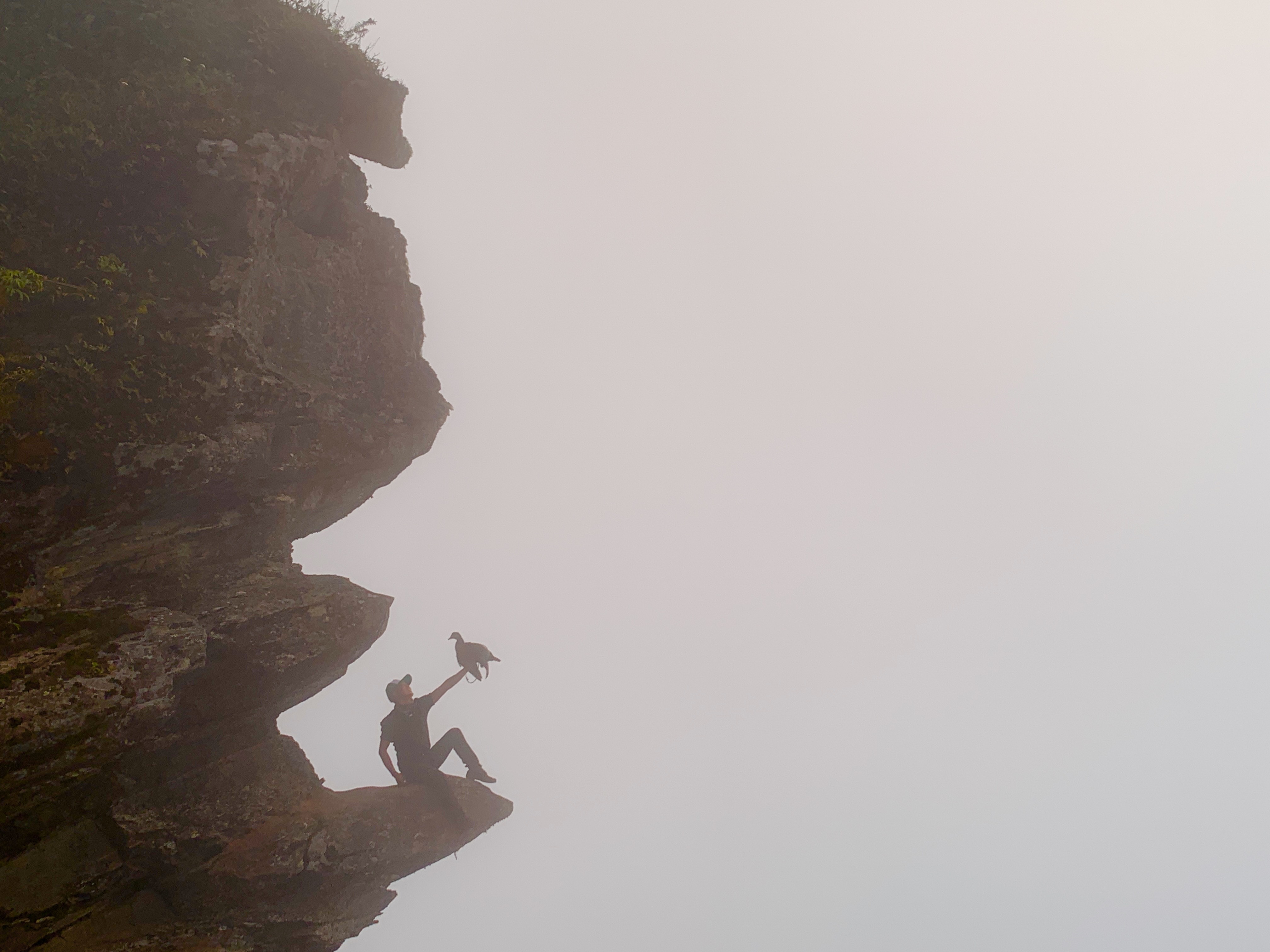 Ngọn cây khô này chỉ cách đỉnh 2.860 m khoảng 100m. Porter Tráng A Súng thường đem theo con cá gỗ để du khách có thể chụp bức ảnh “câu cá ở sông mây”. Đây là một cành cây khô khác có hình thù giống đầu voi, người dân Lảo Thẩn không chặt nó mà để lại tạo thành điểm check in không thể bỏ qua với du khách. Vách núi mà bất cứ ai leo Lảo Thẩn cũng muốn có một bức hình lưu lại khoảnh khắc ở đây. Nhìn thì có vẻ nguy hiểm nhưng đó là góc chụp đánh lừa thị giác, đường lên mỏm đá rất đơn giản. Điểm ngắm hoàng hôn đẹp nhất tại lán nghỉ của A Hòa ở độ cao 2.600m. Ý tưởng treo một chiếc xích đu tại đây đang hình thành. Mỏm đá đi tìm “nữ thần mặt trời”, điểm check in gần mặt trời nhất trên hành trình leo núi Lảo Thẩn. Lạc giữa rừng hoa “tiên cảnh”. Hoàng hôn trên núi Lảo Thẩn. Chụp ảnh trên đỉnh 2.860 m. Ngọn cây khô này chỉ cách đỉnh 2.860 m khoảng 100m. Porter Tráng A Súng thường đem theo con cá gỗ để du khách có thể chụp bức ảnh “câu cá ở sông mây”. Đây là một cành cây khô khác có hình thù giống đầu voi, người dân Lảo Thẩn không chặt nó mà để lại tạo thành điểm check in không thể bỏ qua với du khách. Vách núi mà bất cứ ai leo Lảo Thẩn cũng muốn có một bức hình lưu lại khoảnh khắc ở đây. Nhìn thì có vẻ nguy hiểm nhưng đó là góc chụp đánh lừa thị giác, đường lên mỏm đá rất đơn giản. Điểm ngắm hoàng hôn đẹp nhất tại lán nghỉ của A Hòa ở độ cao 2.600m. Ý tưởng treo một chiếc xích đu tại đây đang hình thành. Mỏm đá đi tìm “nữ thần mặt trời”, điểm check in gần mặt trời nhất trên hành trình leo núi Lảo Thẩn. Lạc giữa rừng hoa “tiên cảnh”. Hoàng hôn trên núi Lảo Thẩn. Chụp ảnh trên đỉnh 2.860 m.